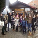 [en]: girls are jumping