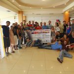 [en]: people in the room and on the floor