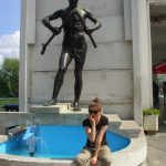 [en]: near the fountain