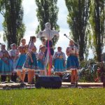 [en]: girls in national clothes