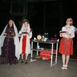 [en]: girls in national costumes