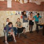 [en]: people near the wall