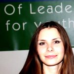 фото на фоні лого