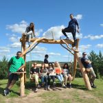 ми на лавці-гойдалці посеред природи