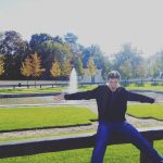 волонтер біля галявини з фонтаном