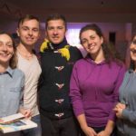 Троє дівчат та двоє хлопців стоять поряд та усміхаються.