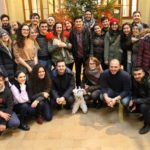 Групове фото на фоні ялинки.