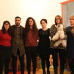 Група сторітелінгу: 5 дівчат та один хлопець. Дівчина в окулярах тримає в руках талісман проекту - створіння, схоже на козу.