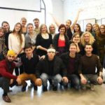 Групове фото учасників, оргазаторів та гостей заходу. Одна з учасницьрадісно підняла обидві руки вгору.